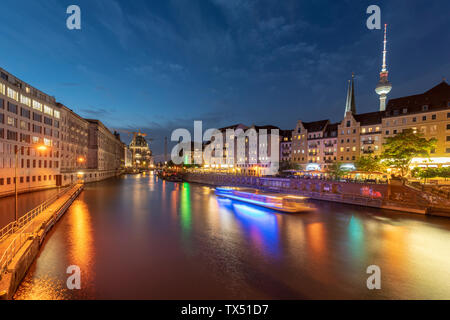 Germania, Berlino, vista illumina la torre della televisione e il quartiere Nikolai con il fiume Sprea, in primo piano Foto Stock