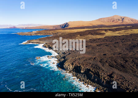 Spagna Isole Canarie Lanzarote, Tinajo, Los vulcani natura park, veduta aerea costa rocciosa Foto Stock