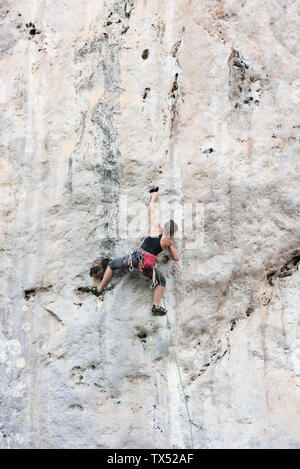 Thailandia, Krabi, Chong Pli, donna di arrampicata in parete di roccia Foto Stock