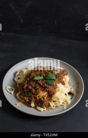 Piatto di Tagliatelle con spinaci salsa bolognese Foto Stock