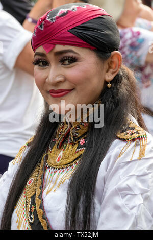 Surabayan ballerino in Indonesiano tradizionale abito turisti divertente Foto Stock