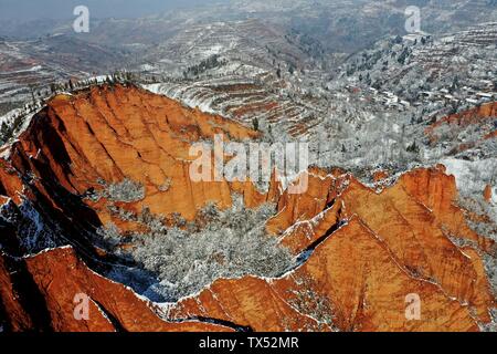 (190624) -- ZHENGZHOU, Giugno 24, 2019 (Xinhua) -- foto aerea presa il 1 febbraio 2019 mostra lo scenario di Hongshi (Red Rock) Gorge Miaogou nel villaggio di Lushi County, centrale cinese della Provincia di Henan. Situato nella parte centrale della Cina Henan risiede nella metà di portata inferiore del fiume giallo, il paese è il secondo fiume più lungo. Oltre che per la sua abbondanza di storici e risorse culturali nonché paesaggi naturali, Henan, come principale provincia agricola, è anche considerato come una grande area di produzione dei prodotti agricoli in Cina. Prendendo le idee di "Lucid acque e lussureggianti montagne sono invaluabl Foto Stock