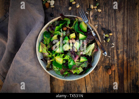 Varie foglie con insalata di avocado, semi tostati, mandorle e semi di soia Foto Stock