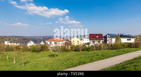 Germania, Aichschiess, area di sviluppo, moderne unifamiliari con collettori solari Foto Stock