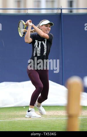 Eastbourne, Regno Unito. 24 giugno 2019 Caroline WOZNIACKI della Danimarca sulla pratica corte del Giorno tre della natura internazionale della valle in Devonshire Park. Credito: James Boardman / Alamy Live News Foto Stock