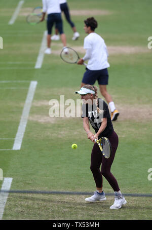 Eastbourne, Regno Unito. 24 giugno 2019 Caroline WOZNIACKI della Danimarca sulla pratica corte del Giorno tre della natura internazionale della valle in Devonshire Park. Credito: James Boardman / Alamy Live News Foto Stock