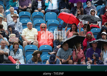 Eastbourne, Regno Unito. 24 giugno 2019 spettatori riparo dalla pioggia durante il giorno tre della natura internazionale della valle in Devonshire Park. Credito: James Boardman / Alamy Live News Foto Stock