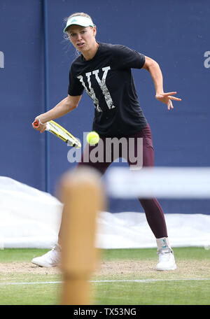 Eastbourne, Regno Unito. 24 giugno 2019 Caroline WOZNIACKI della Danimarca sulla pratica corte del Giorno tre della natura internazionale della valle in Devonshire Park. Credito: James Boardman / Alamy Live News Foto Stock