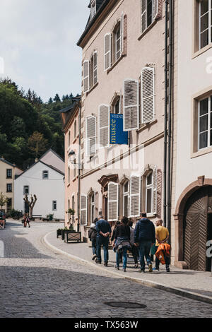 Vianden, Lussemburgo - 18 Maggio 2019: la gente a camminare su una strada a Vianden, una città in Luxembourgs regione delle Ardenne conosciuta per la secolare hilltop V Foto Stock