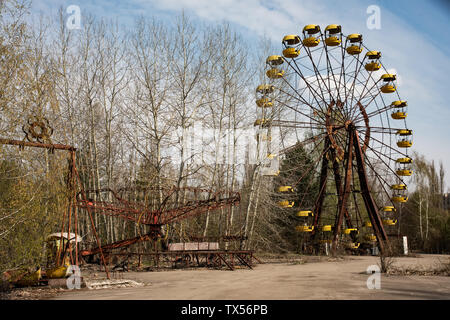 Vecchia ruota panoramica Ferris nella città fantasma di Pripjat. Conseguenze dell'incidente verificatosi nella centrale nucleare di Cernobyl Foto Stock