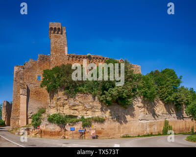 Rocca degli Aldobrandeschi - antico fortilizio, resti di fortificazioni di Sovana, Toscana, Italia. Visto dalla strada. Foto Stock