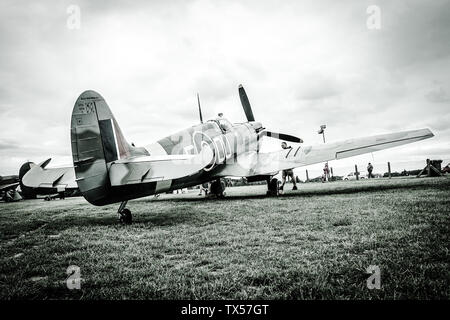 Spitfire Mk Vc AR501 appartenenti alla Shuttleworth fiducia sulla linea di volo al suo vecchio operaio di base. Foto Stock