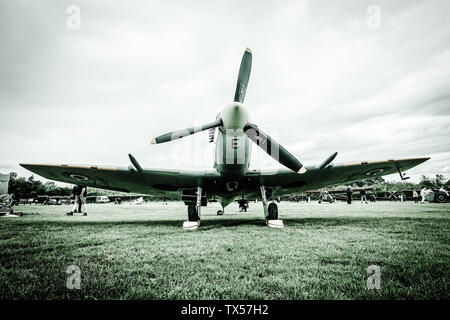 Spitfire Mk Vc AR501 appartenenti alla Shuttleworth fiducia sulla linea di volo al suo vecchio operaio di base. Foto Stock