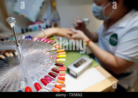 Donna con unghie manicure spa nella città di Ho Chi Minh Foto Stock