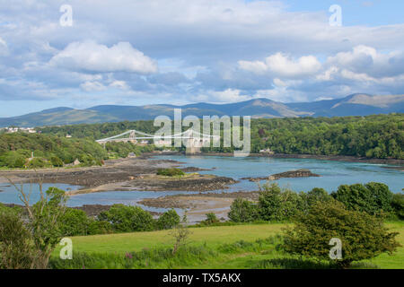 Menai sospensione ponte costruito da Thomas Telford oltre il Menai Strait dal Galles del Nord di Anglesey Foto Stock