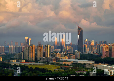 La Baia di Shenzhen. La luce del mattino paesaggio urbano Foto Stock