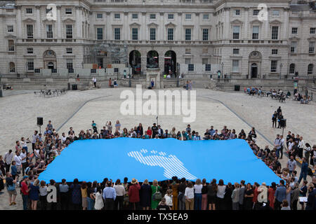 La bandiera ha lanciato una settimana di eventi con una cerimonia presso la Somerset House, con scolari il sollevamento di una bandiera gigante progettato da Ai Weiwei. Il caso è stato creato da Kate McGrath, direttore di combustibile, e aveva da discorsi tenuti da Samuel West, Khalid Abdallah e Michael Morpurgo. I partecipanti hanno ascoltato sulle cuffie per la Dichiarazione Universale dei Diritti dell'uomo. Foto Stock