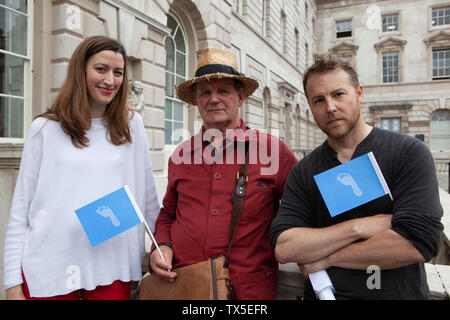 La bandiera ha lanciato una settimana di eventi con una cerimonia presso la Somerset House, con scolari il sollevamento di una bandiera gigante progettato da Ai Weiwei. Il caso è stato creato da Kate McGrath, direttore di combustibile, e aveva da discorsi tenuti da Samuel West, Khalid Abdallah e Michael Morpurgo. I partecipanti hanno ascoltato sulle cuffie per la Dichiarazione Universale dei Diritti dell'uomo. Foto Stock