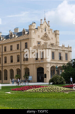 Das Schloss Lednice (deutsch) Eisgrub liegt bei Lednice in Tschechien, im Okres Břeclav, nahe der österreichischen Grenze. Es wurde von den im 13. Jah Foto Stock