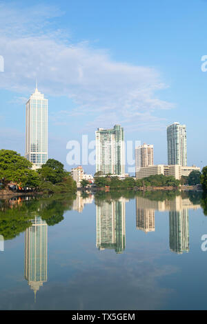 Grattacieli in Bere il lago, Colombo, Sri Lanka Foto Stock