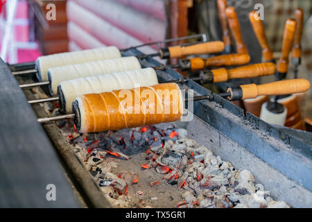 I venditori ambulanti vendono di diverso tipo di pane grigliato a Budapest, Ungheria Foto Stock