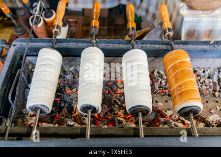 I venditori ambulanti vendono di diverso tipo di pane grigliato a Budapest, Ungheria Foto Stock