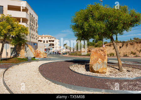 Strada per Sucina, Murcia, Spagna, Europa. Cielo azzurro giornata di sole in una piccola città spagnola. Alberi Foto Stock