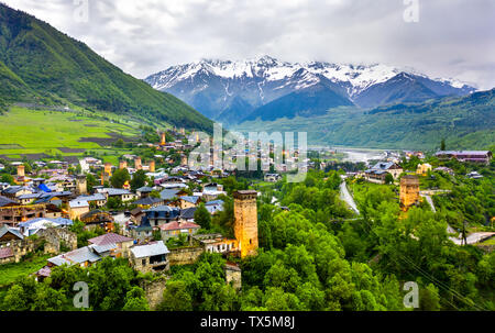 Mestia villaggio in Alta Svaneti, Georgia Foto Stock