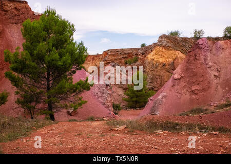 Bellissima vista dell'ex open-pit miniera di bauxite nei pressi di Spinazzola - puglia, Italia Foto Stock