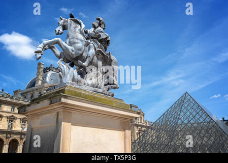 Cortile principale del palazzo del palazzo del Louvre e con una statua equestre di re Luigi XIV Foto Stock