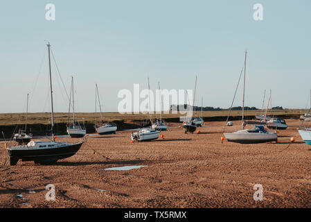 Piccole imbarcazioni in Wells-Next-porto The-Sea quando la marea è fuori Foto Stock