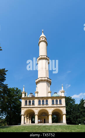 Das Schloss Lednice (deutsch) Eisgrub liegt bei Lednice in Tschechien, im Okres Břeclav, nahe der österreichischen Grenze. Es wurde von den im 13. Jah Foto Stock