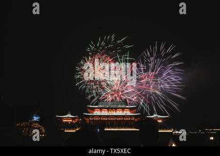 Fuochi d'artificio blooming cinese sopra gli antichi edifici Foto Stock
