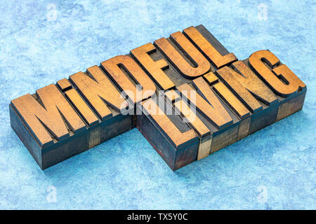 Memore parola vivente abstract in rilievografia vintage tipo legno Foto Stock