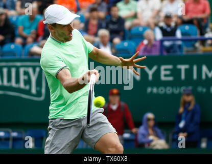 Devonshire Park, Eastbourne, Regno Unito. Il 24 giugno 2019. Natura Valle Torneo Internazionale di Tennis; John Millman (AUS) gioca il rovescio girato nel suo match contro Fernando Verdasco (ESP) Credito: Azione Sport Plus/Alamy Live News Foto Stock