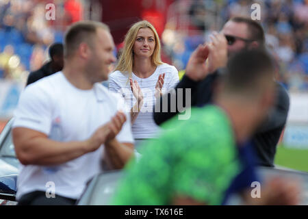 Il tennista ceco Petra Kvitova, centro, è visto durante l'Ostrava Golden Spike, un incontro atletico della sfida mondiale IAAF, a Ostrava, Repubblica Ceca Foto Stock