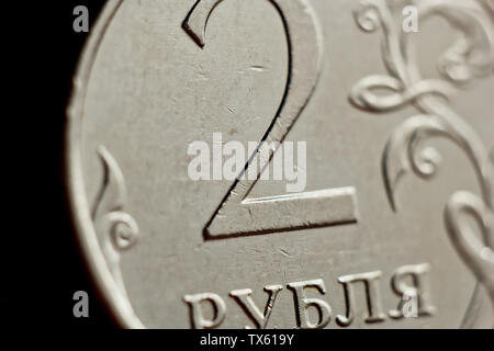 Coin due russe rubli macro isolati su sfondo nero. Dettaglio della moneta metallica close up. Il denaro del paese europeo in Russia. Foto Stock