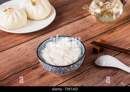 Tofu brain un famoso e tradizionale snack, noto anche come tofu fiore, fiore di fagiolo misto, secondo i gusti locali, vi è una distinzione tra dolce e salato. Foto Stock