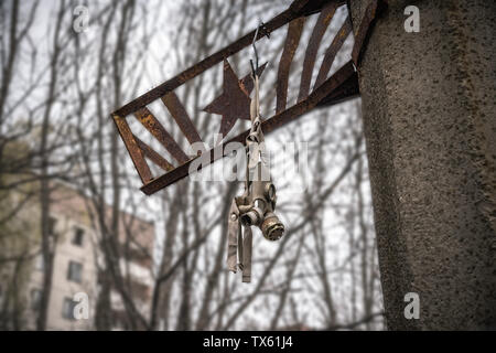 Vecchia maschera a gas in liquidazione, Chernobyl Zona di esclusione, Ucraina Foto Stock