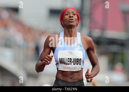 Shaunae Miller-Uibo (Bahamas) compete nella corsa femminile di 300 metri durante l'Ostrava Golden Spike, un incontro atletico della sfida mondiale IAAF, a Ostrava Foto Stock