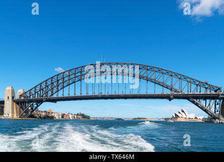 Il Ponte del Porto di Sydney e il Sydney Opera House di Sydney Harbour Ferry di Sydney, Nuovo Galles del Sud, Australia Foto Stock