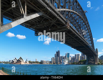 Il Ponte del Porto di Sydney a Milsons Point guardando verso la Opera House di Sydney e il Quartiere Affaristico Centrale di Sydney, Nuovo Galles del Sud, Australia Foto Stock