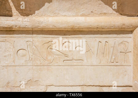 Geroglifici nel culto del sole complesso nel Tempio di Hatshepsut nelle vicinanze di Luxor Foto Stock