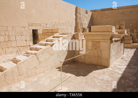 Vista dell'ingresso del culto del sole complesso nel Tempio di Hatshepsut nelle vicinanze di Luxor Foto Stock