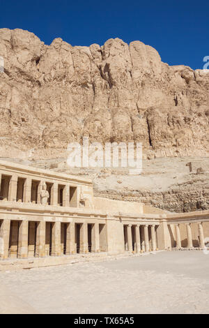 Il Tempio di Hatshepsut con le montagne circostanti che si trovano nelle vicinanze di Luxor Foto Stock