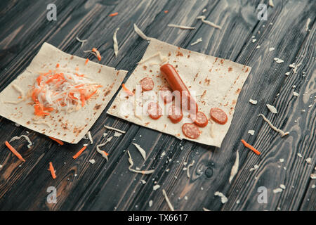 Ingredienti per la cottura burrito su un tavolo di legno. Foto Stock