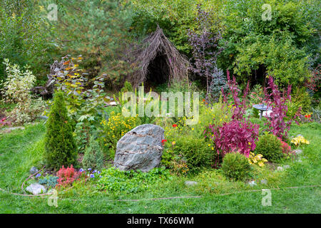 Ben curati angolo decorativo del giardino a inizio autunno Foto Stock