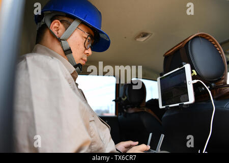 (190624) -- TIANJIN, Giugno 24, 2019 (Xinhua) -- Un ingegnere opera un drone per ispezionare le linee elettriche in alta tensione nel nord della Cina di Tianjin, Giugno 24, 2019. (Xinhua/Li Ran) Foto Stock