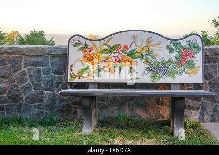 Napoli, Italia - Novembre 08, 2018: squisita banco di pietra con la pittura di fiori in un parco sul versante del Vesuvio, Napoli, Italia, copyspace Foto Stock