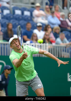 John Millman (Aus) a Eastbourne, Regno Unito. Il 24 giugno 2019. Natura Valle internazionali di tennis in Devonshire Park. Foto Stock